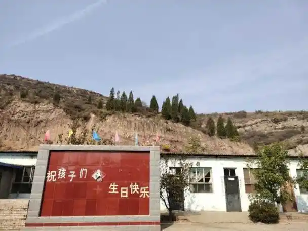 10日上午在电影院门口集合,准备出发前往太谷县范村孤儿院做回访活动