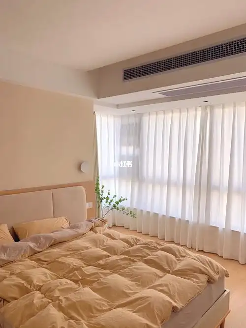 卧室布置16平米奶油原木风主卧yyds