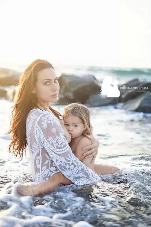 哺乳照:妈妈的怀抱是最有力量的爱!