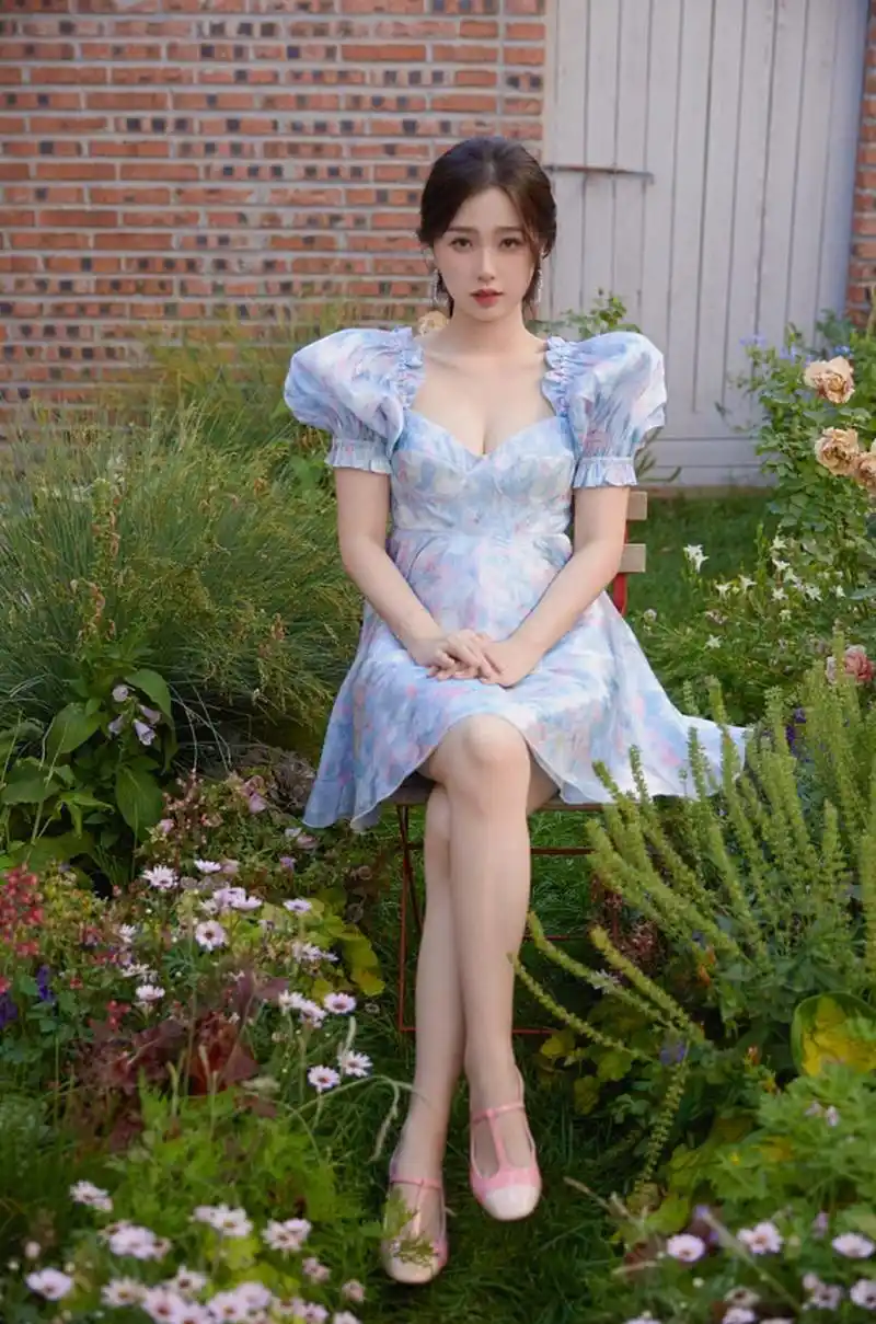 虞书欣的抹胸蓝裙!