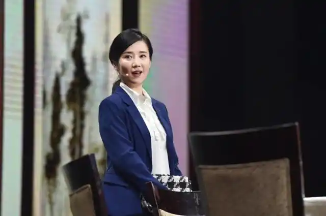 舞台上,张彤实力飙戏,通过张弛有度的表现力和情感的渲染力,使人物