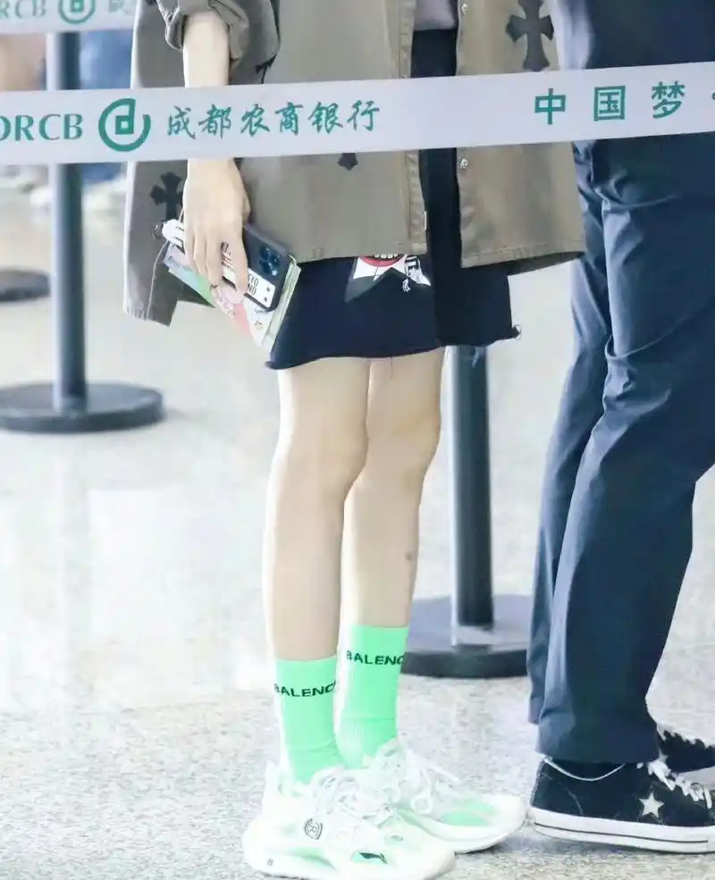 罗云熙这腿真是又长又细又白又直,连女生都会羡慕的程度