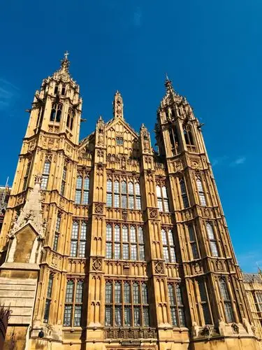 议会大厦不开放给外国游客,只有持有英国居留证的人提前预定才可以