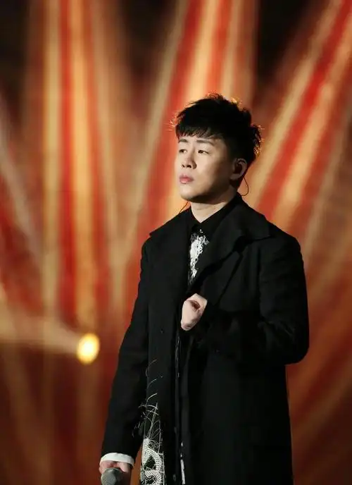 胡彦斌all black穿搭登台演唱,歌声直击灵魂深处,帅气十足