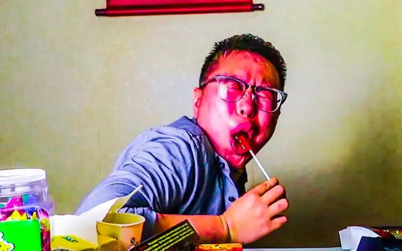 作死吃辣椒棒棒糖,辣到鬼畜!