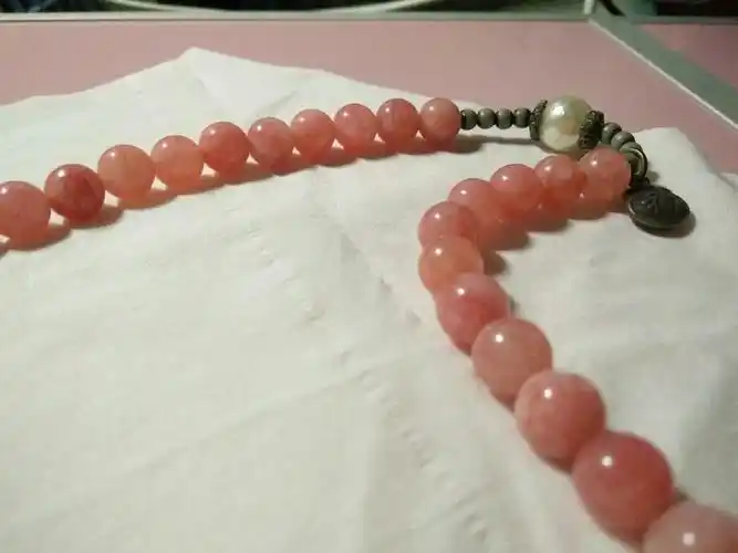 请问一下~这个红纹石手链是真的还是假的?