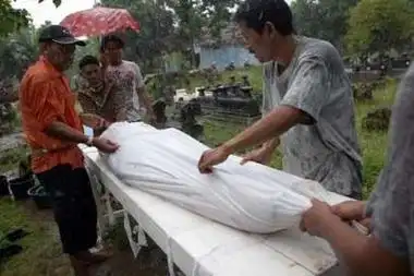 图文当地群众为遇难者装殓下葬