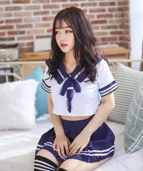 穿水手服的国外小姐姐,圆圆的脸蛋看起来甜美又可爱_很高的_男生_一身