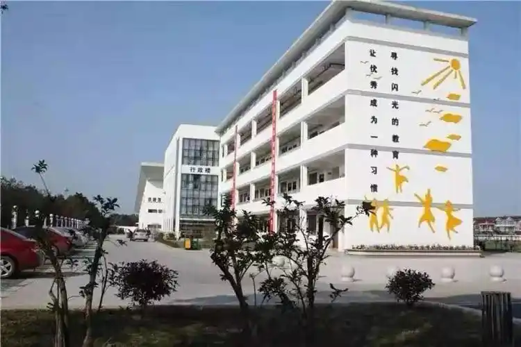 汾湖高中坐落在素有"水乡泽国"美名的江南名镇——汾湖镇,是一所刚刚