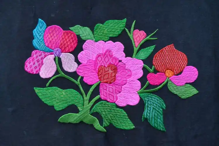 让苗绣飞扬,助非遗再美——专访台江县苗族刺绣剪纸传承人杨再美(郑波