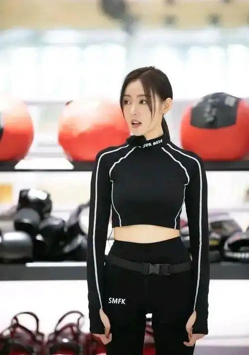 3,张天爱:女神张天爱一袭粉红色毛衣,气质优雅,千娇百媚,简直太美了!