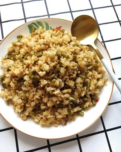 赵小厨爱美食做的酸豆角炒饭