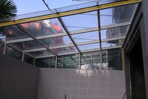 一楼院子刚搭好的玻璃顶棚,居然被三楼的邻居举报了