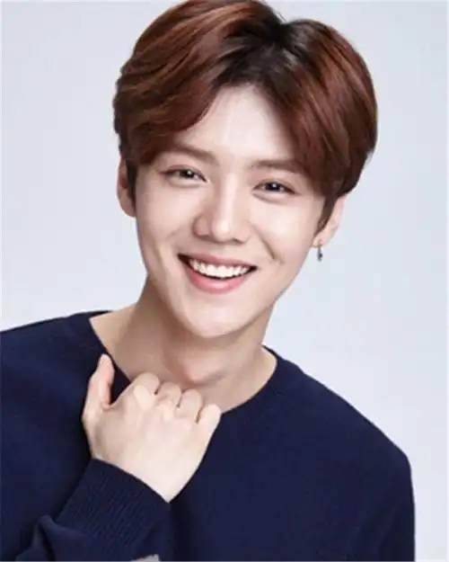 留中分发型的男士也极具帅气