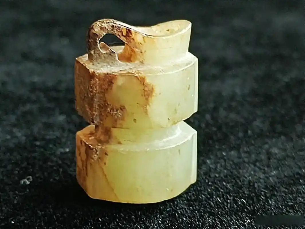 古玉居珍藏# 汉时的司南佩,顶部是镂空的司南,下部是玉胜而非市井