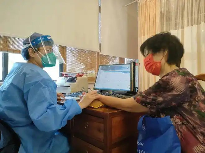 从嫩了点到只找她这位医生看病不紧不慢为何受居民好评