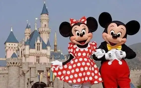 迪士尼的卡通人物头套为什么不给人碰?外国的游乐园就高人一等吗?