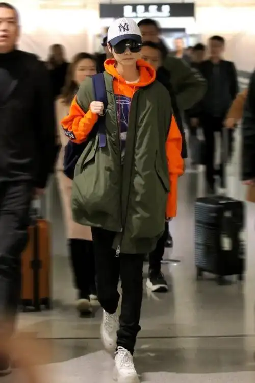 李宇春穿小白鞋怕穿同款故意在鞋底抹上果冻时髦到爆