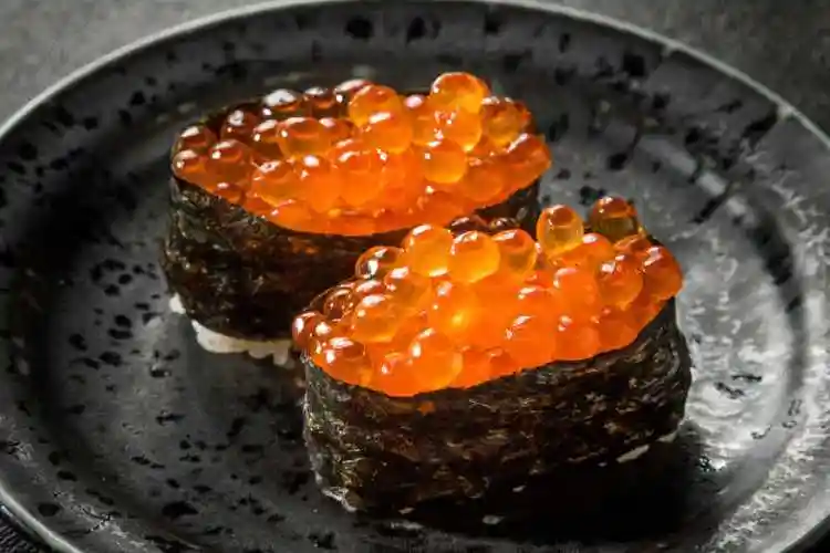 黑色盘子里的鱼子酱寿司