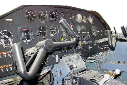 运-11的驾驶舱正副驾驶仪表板运-11的客/货舱内两侧各布置4个简易折叠