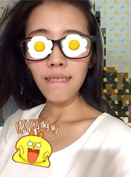 带了牙套,脸已然变成了马脸