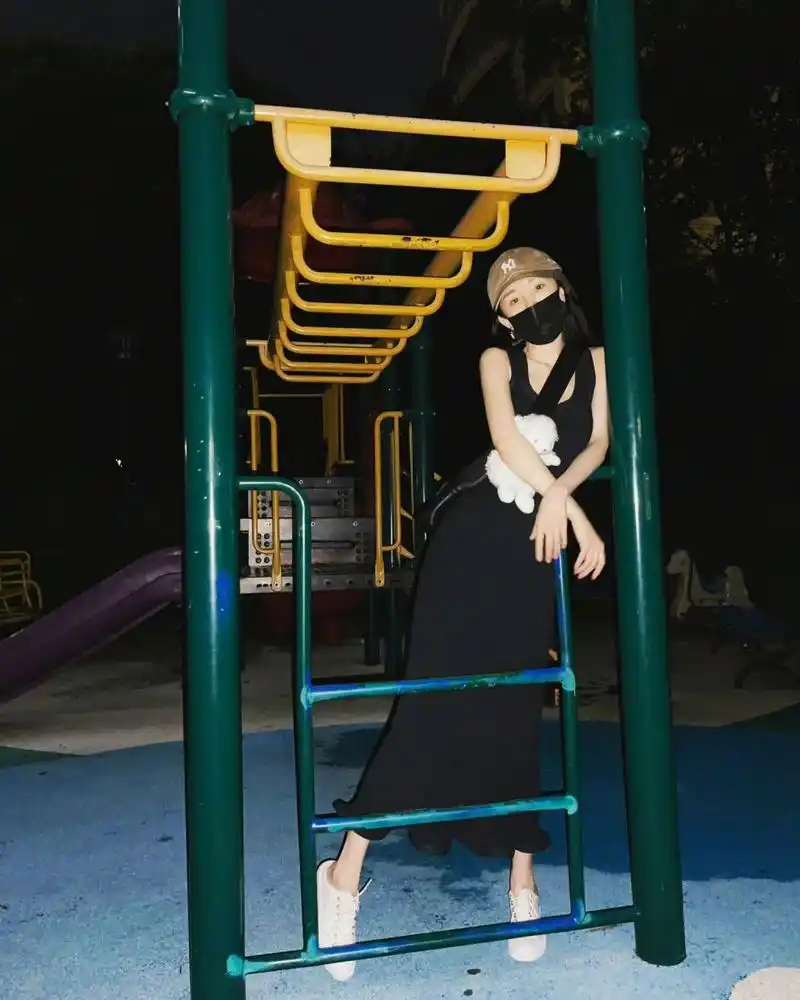 杨幂工作室更新生活照|黑色鱼尾裙好美06 杨幂工作室更新,杨幂一身