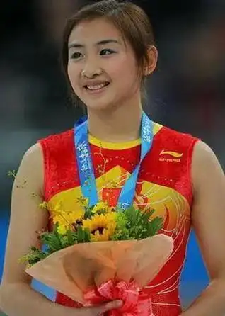 "恋爱脑"何雯娜:15岁退队与初恋私奔,与前男友陈一冰互撕多年