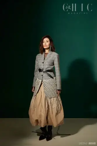 李嘉欣登时尚杂志,一身红皮衣气质太好 – 尚街拍