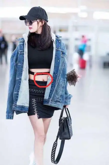 杨幂现身机场当镜头拉近的那一秒网友生过孩子的确实不一样