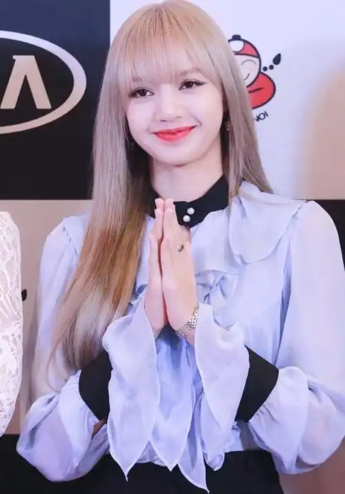 blackpink的lisa,新发色"人间芭比",什么颜色都hold住的小仙女!