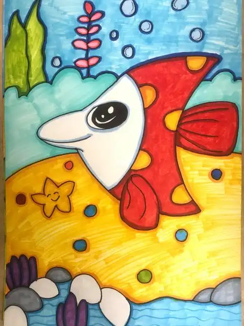 添加海底生物,板书出鱼的线稿,最后进行作画并涂色