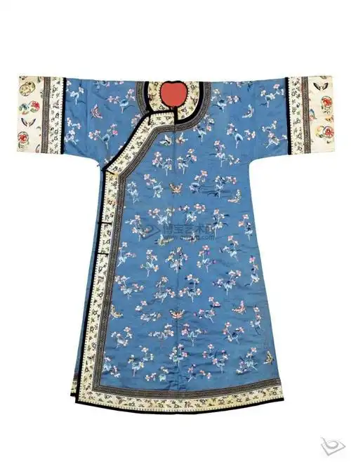 粉红色素绸为里,湖色缎为面,其上绣蝴蝶,折枝海