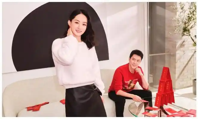 赵丽颖和老公冯绍峰牵手逛街很甜蜜,网友:气得手抖?