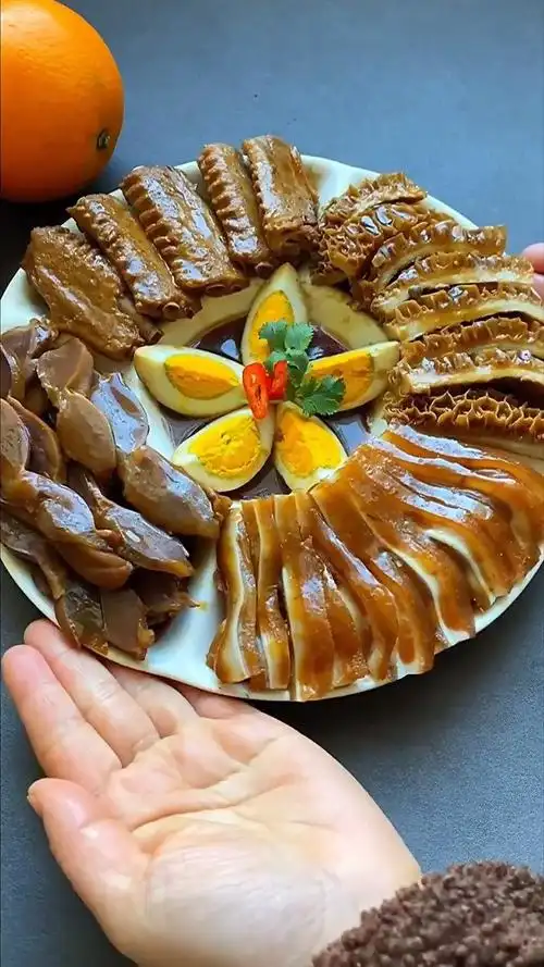 马上要过年了,年夜饭上怎么能少卤水拼盘呢