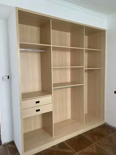 半墙书柜木工师傅现场制作