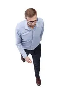 行走俯视俯视图.一个戴着方格帽的年轻人走上前去.照片