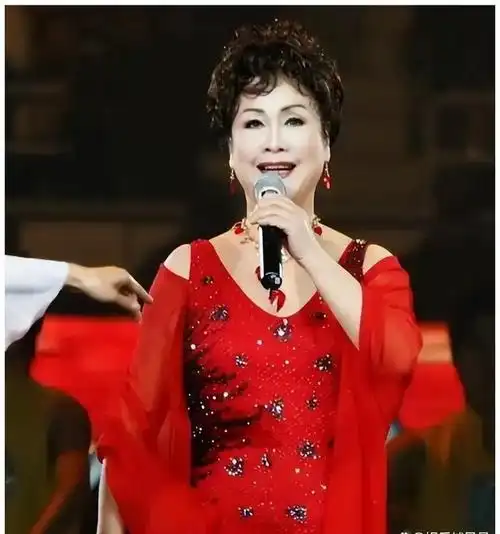 李谷一女儿肖一:在母亲的亏欠下长大,48岁仍未婚成