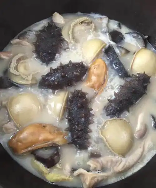猪肚,海参,鲍鱼,蚝干煨汤真是绝配