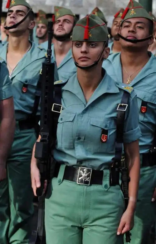 奥诗丹是啥  左边是青师团高校,制服衍生自西班牙外