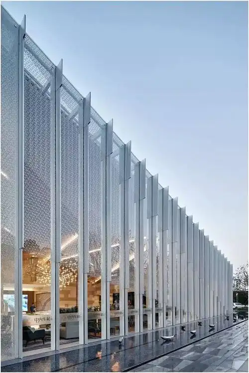 强化了玻璃的通透 用彩釉玻璃结合而成的部分 成为了建筑中,最有魅力