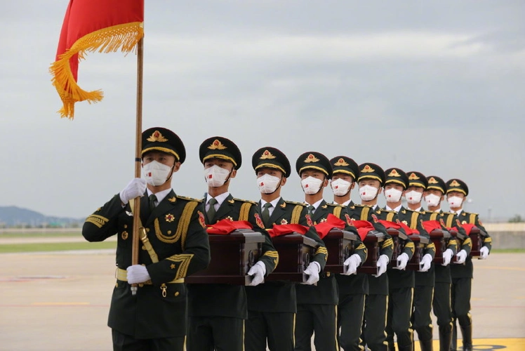 女飞行员驾运20接志愿军烈士回国这些细节让人感动