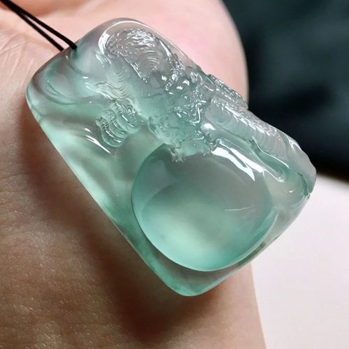 翡翠老头精雕龙牌玉石吊坠其他款a货大师工高冰种晴绿底起胶挂坠