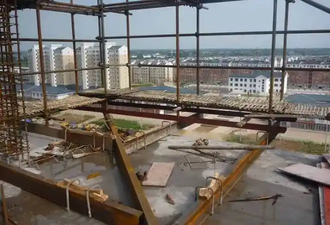 悬挑层外架大多用工字钢和外架悬挑,需要在外墙预留洞口的,所以只要