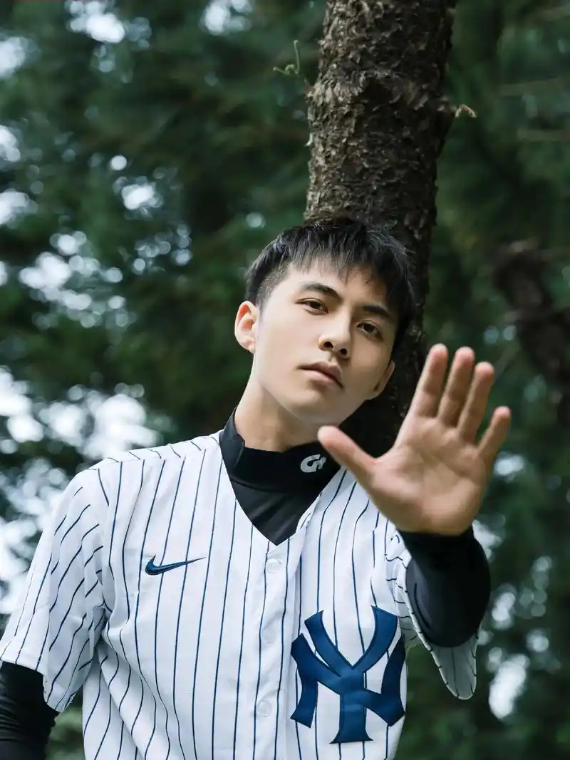 公园拍帅气运动男孩子可还行?#摄影 #少年感 #帅哥 #一秒 - 抖音