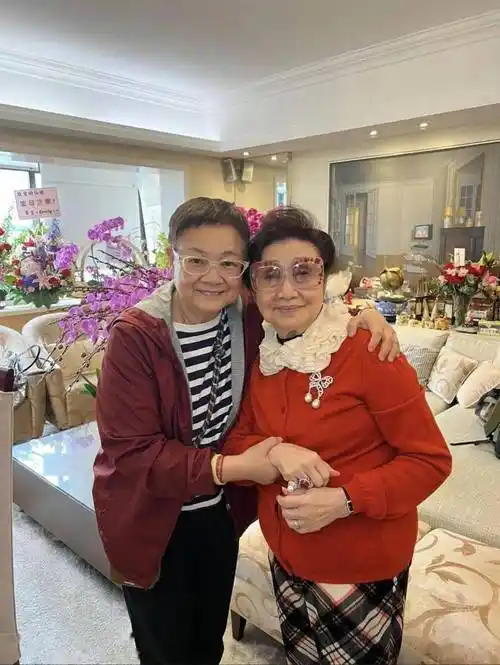 95岁白雪仙近照曝光,在家中庆生主持切烧猪仪式,头发全黑显年轻_生日