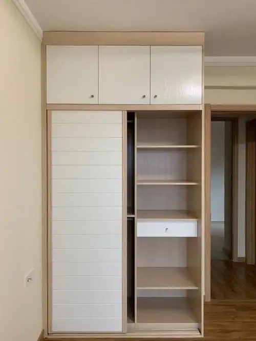 简约直接做到顶的衣柜,没有侧边柜,但是衣柜做了暗格,可以收纳贵重