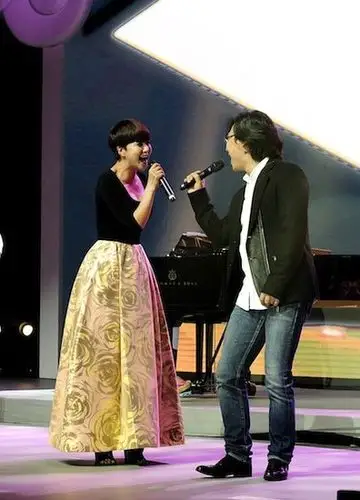 而作为活动中唯一的著名流行音乐女歌手谭维维受邀出席了开幕式压轴