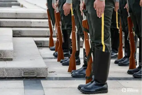 无不让人领略到国旗护卫队的英姿和风采收腹,挺胸,抬头,目视前方十