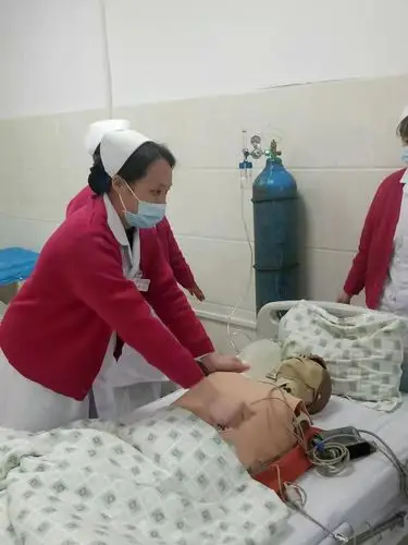 患者突发室颤,在为患者进行除颤.