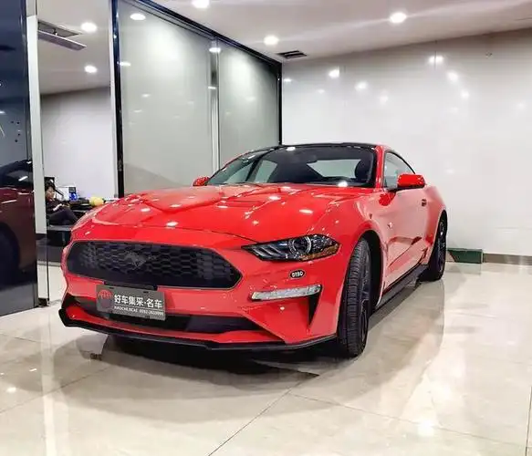 福特野马跑车到店,"红 黑"配色亮眼,才20多万
